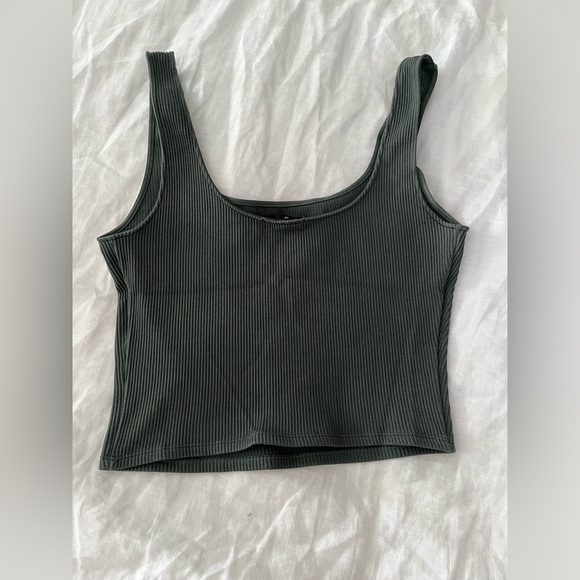 Sage green cropped tank top - Picture 3 of 3